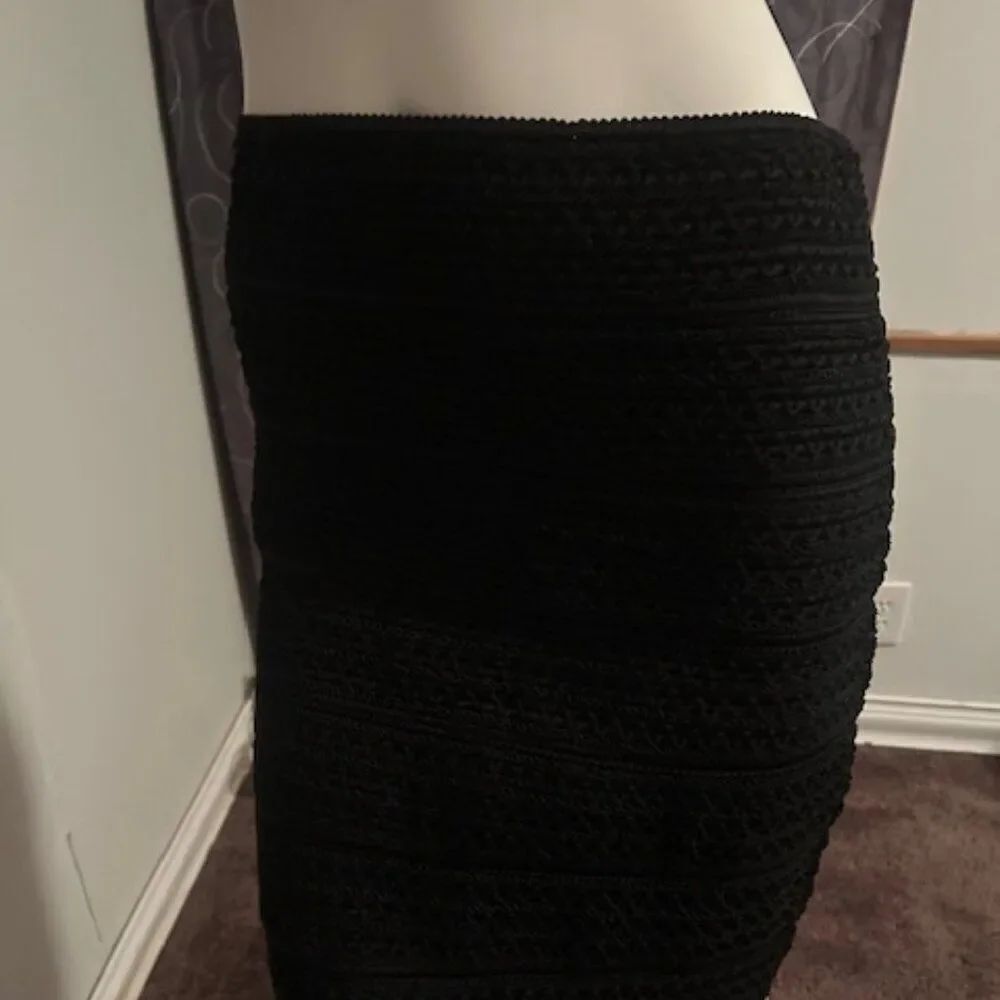 Forever 21 Stretchy Texture Black pull-on pencil skirt, size XL